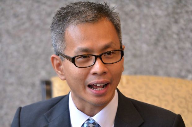 Tony Pua is a qualified economics professional.